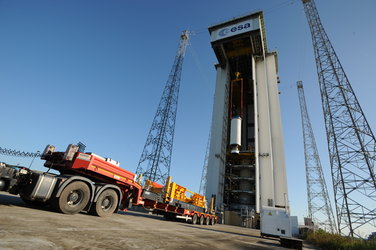 Hoisting of Vega's Zefiro-23 second stage