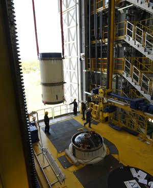 Hoisting of Vega's Zefiro-9 third stage