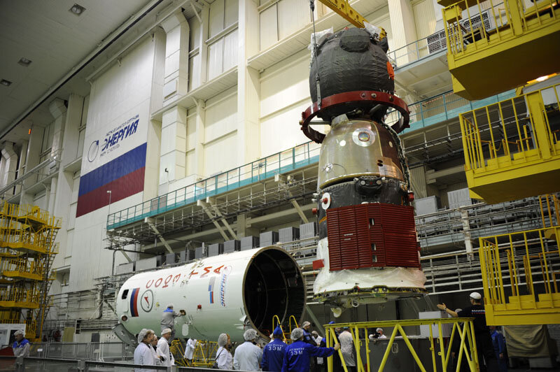 Ensamblaje de la Soyuz TMA-03M con el lanzador