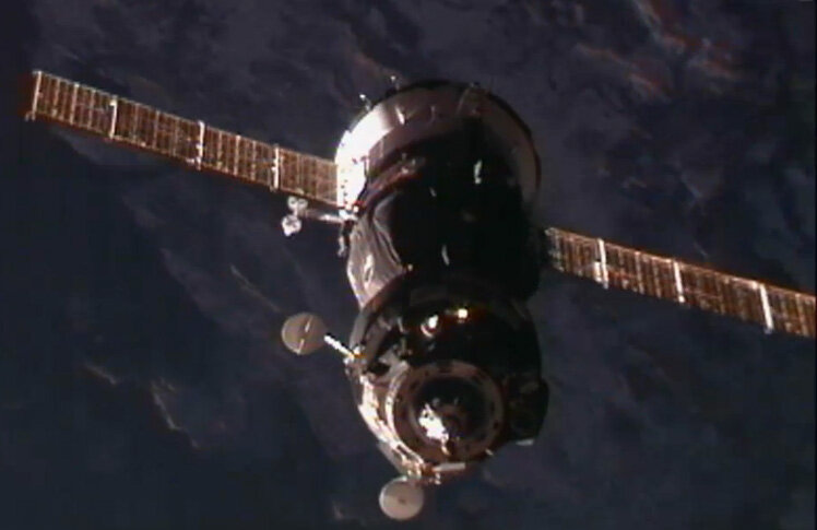 Una nave Soyuz se aproxima a la Estación Espacial