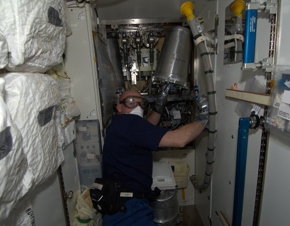 De Nederlandse ESA-astronaut André Kuipers vervangt in 2012 een urinetank aan boord van het ISS