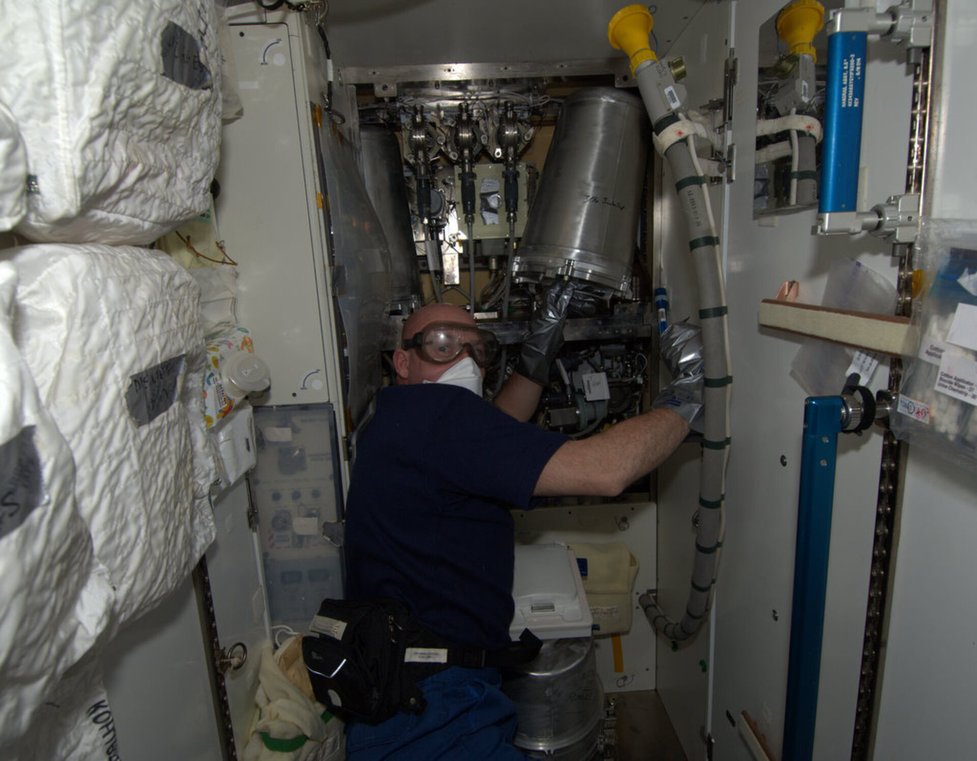 ESA-astronaut André Kuipers vervangt in 2012 een urinetank aan boord van het ISS
