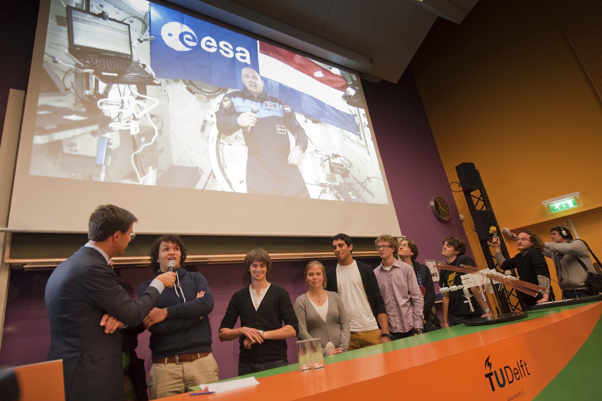 Premier Rutte spreekt via een in flight call samen met een aantal studenten van de TU Delft met Andre Kuipers in het ISS