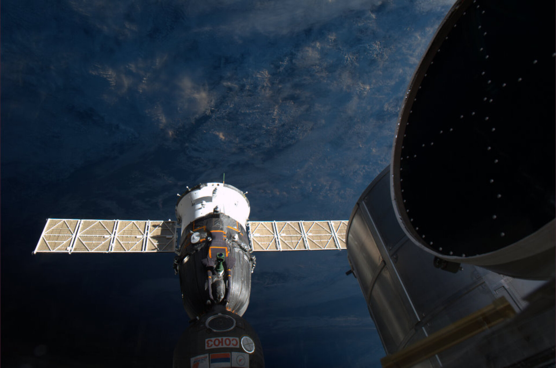 Loď Sojuz připojená ke kosmické stanici.