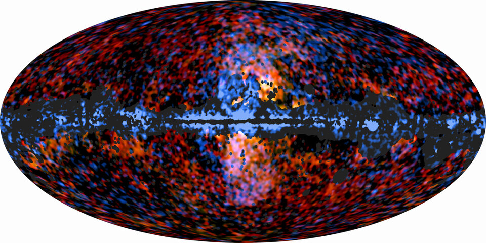 La neblina galáctica detectada por Planck, y las burbujas de Fermi.