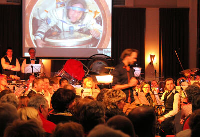 Orkest DSS Aarlanderveen speelt een ode aan André Kuipers.