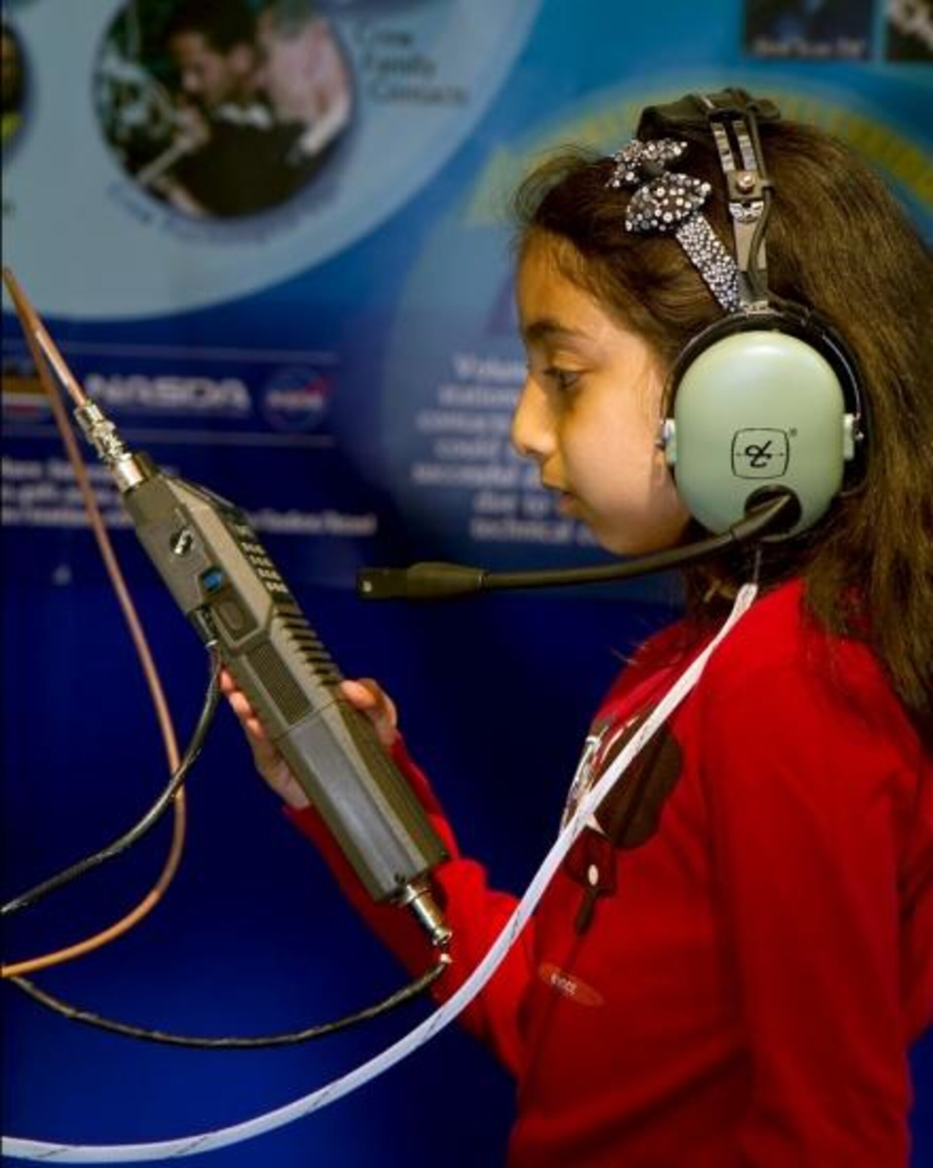 Eine Schülerin spricht im Rahmen einer ARISS-Sitzung mit einem Besatzungsmitglied der Internationalen Raumstation.