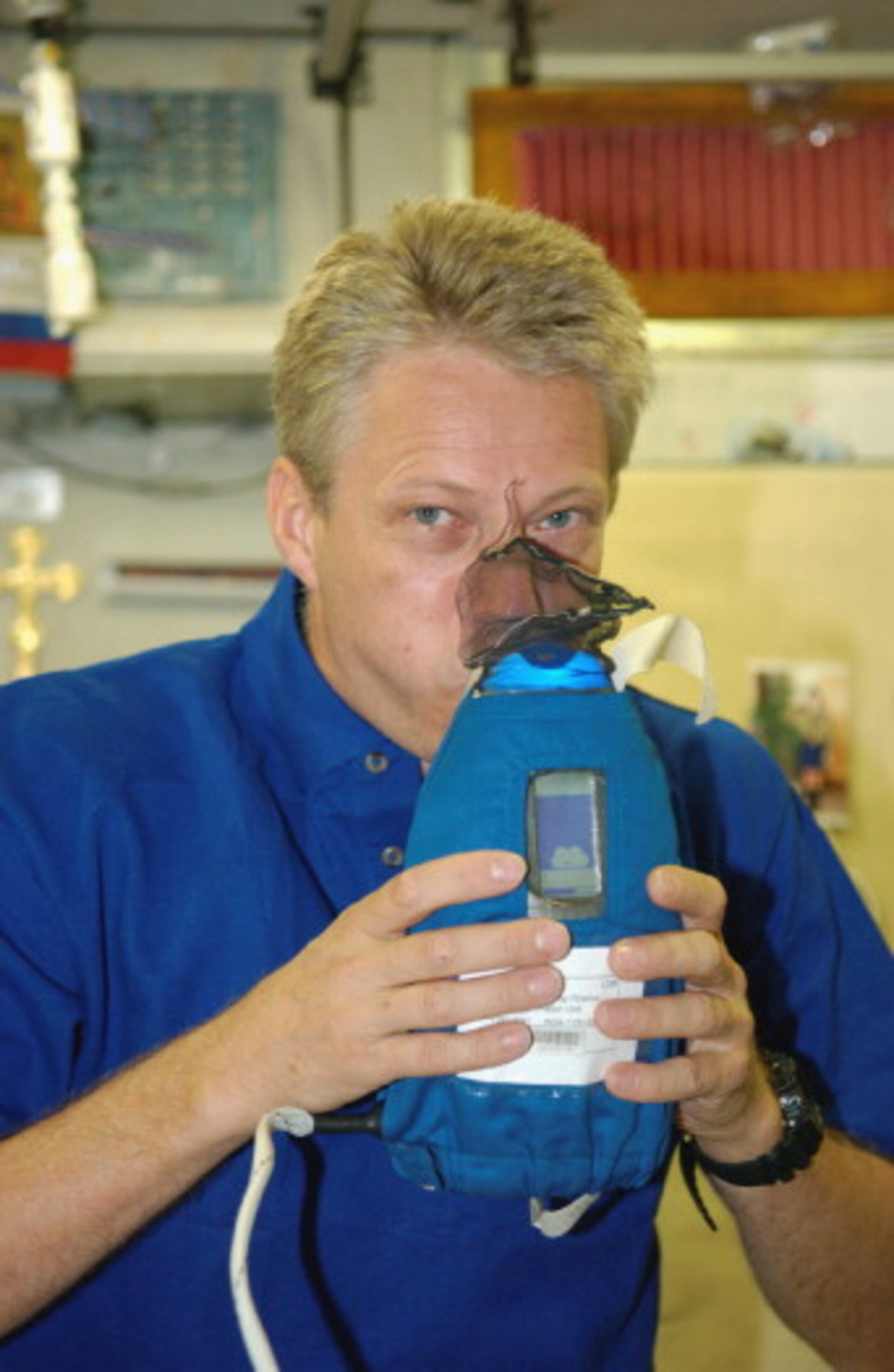 Thomas Reiter, ehemaliger ESA-Astronaut, bei wissenschaftlichen Arbeiten am Nitric Oxide Analyzer (NOA) im Jahr 2006