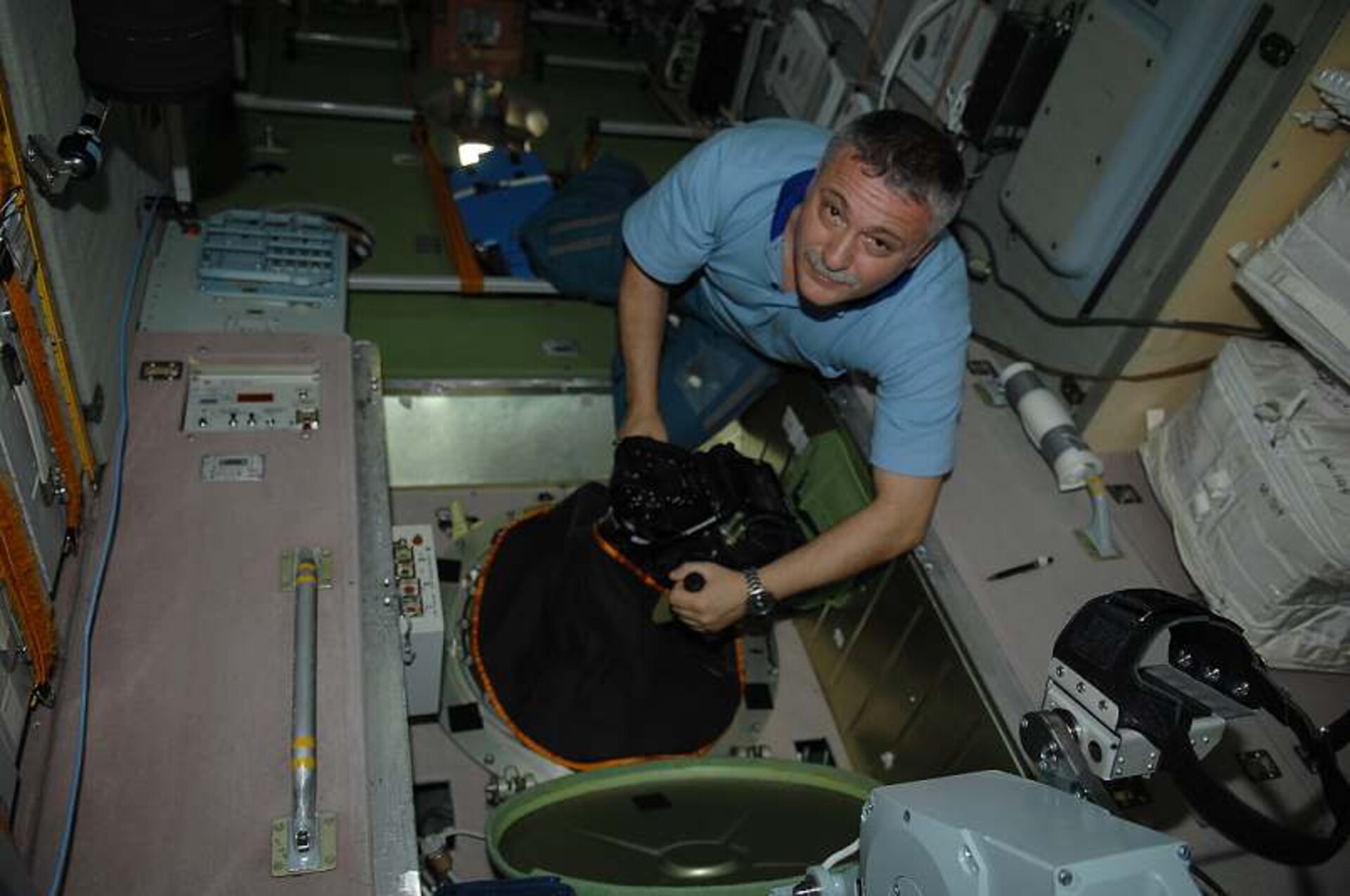 Kosmonaut Fjodor Jurtschichin (Expedition 15) bei der Arbeit mit dem fotospektrometrischen System FSS, das im Rahmen des Uragan-Programms verwendet wird.
