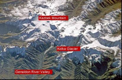 Gletschersturz des Kolka mit Eis- und Gerölllawine im Kaukasus