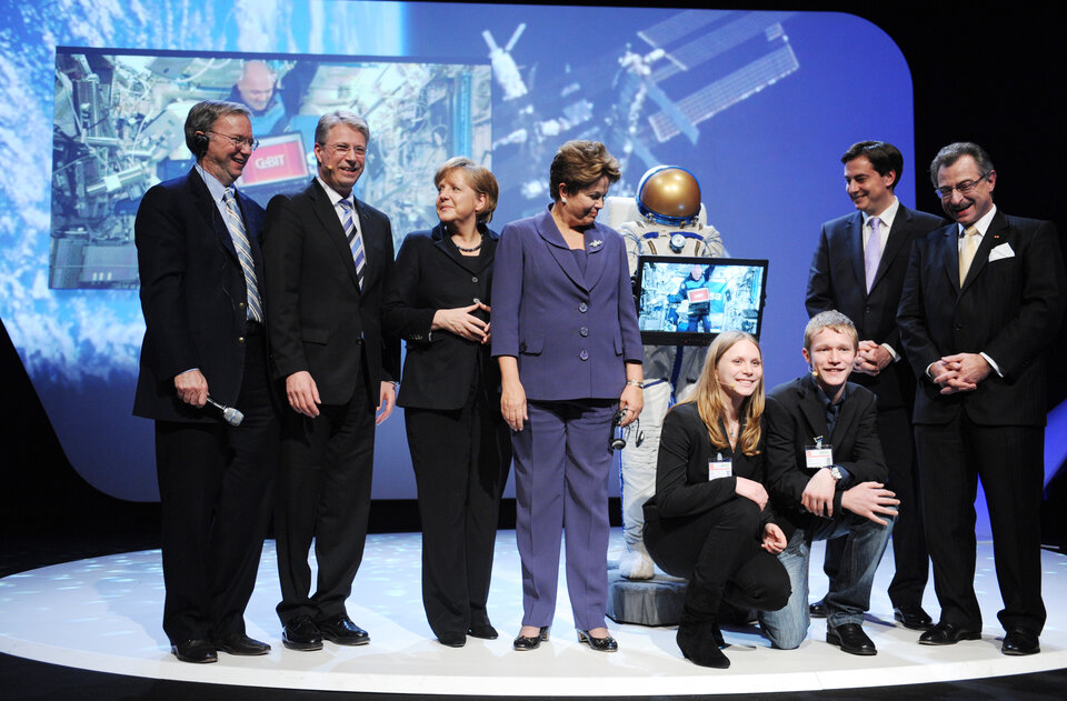 Abschlussphoto der CeBIT-Eröffnung im Weltraumlook