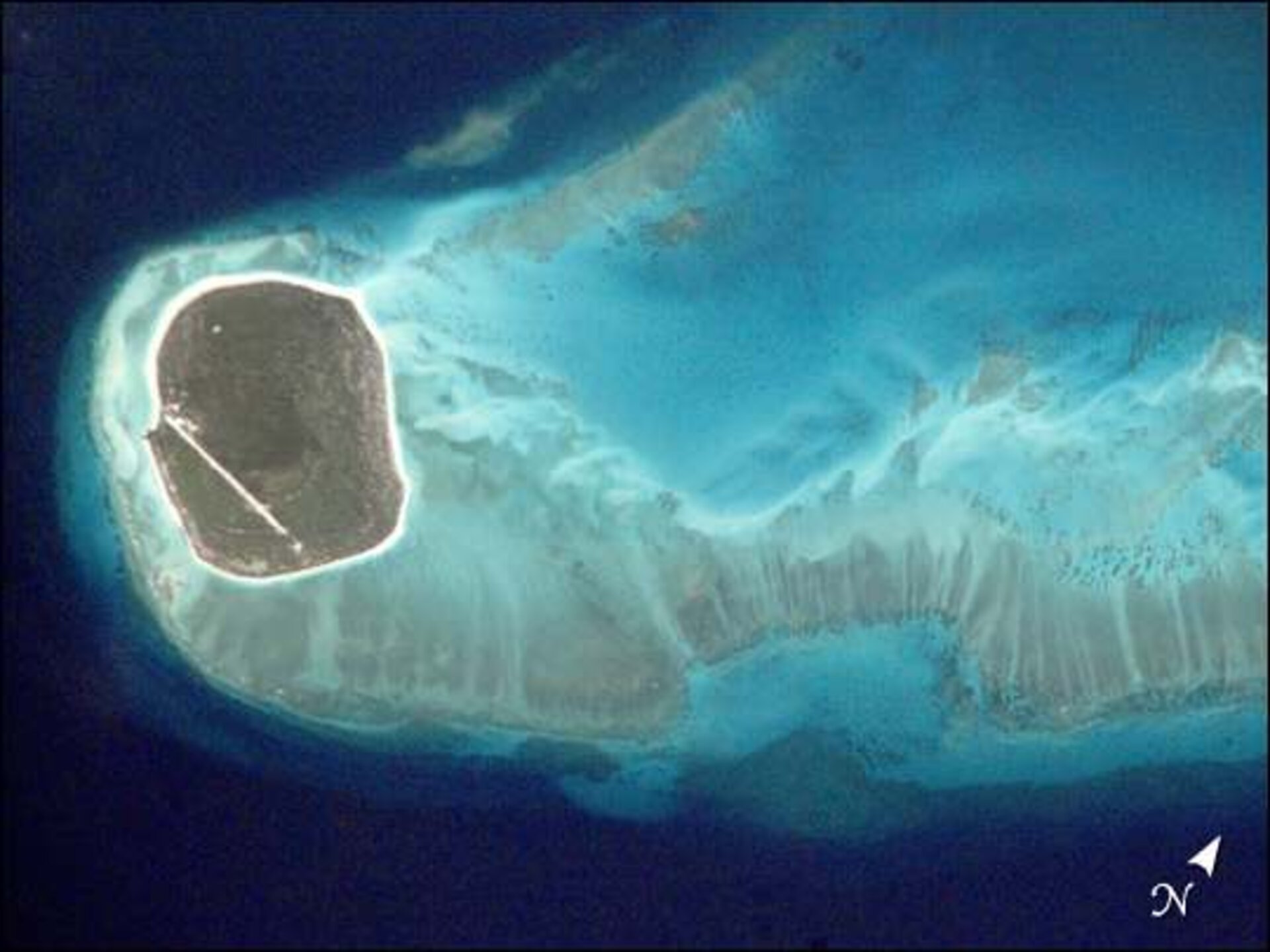 Îles Glorieuses (Îles Eparses-Archipel, Indischer Ozean). Die Inseln sind als wichtige Eiablagegebiete für Meeresschildkröten und Brutgebiete für Seevögel geschützt.