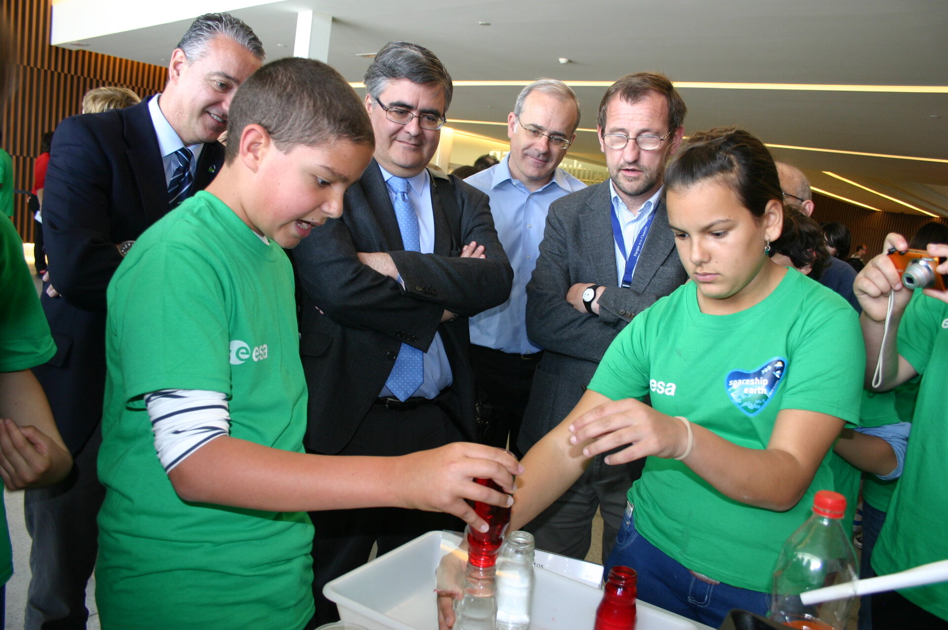 Alvaro Giménez, Director de Ciencia y Exploración Robótica de la ESA, junto a otras personalidades, observando los experimentos