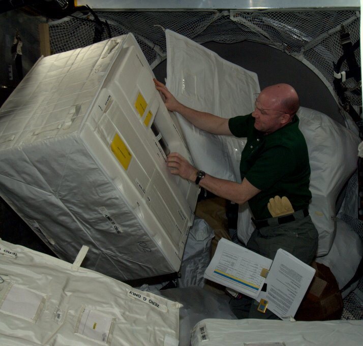 Astronaut André Kuipers beim Entladen des ATV-3