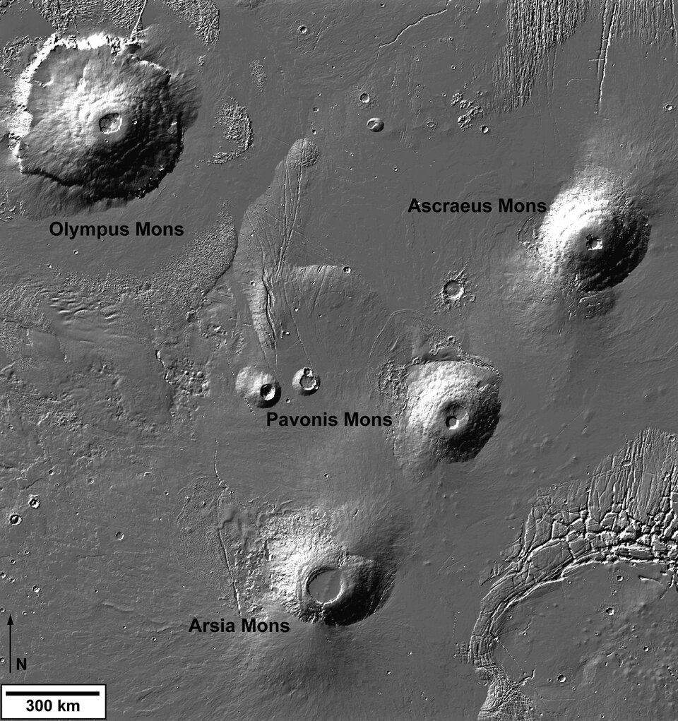 Trojice sopek Tharsis Montes, vedle pak Olympus Mons.