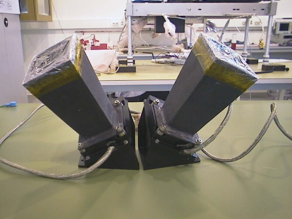 Twin startracker camera heads