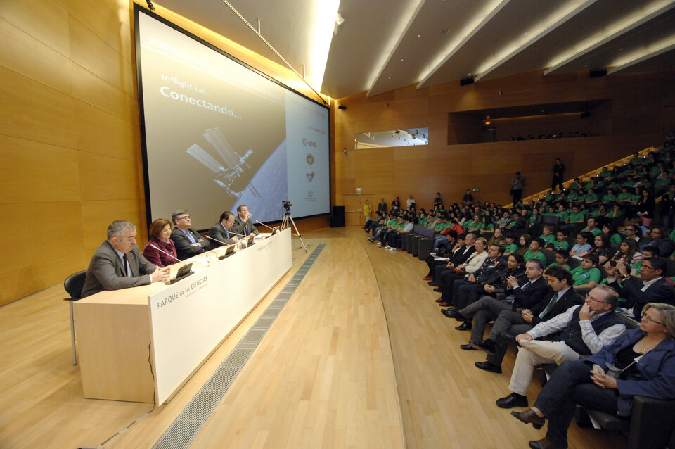 Vista de la mesa presidencial en el Auditorio del Parque de las Ciencias, Granada