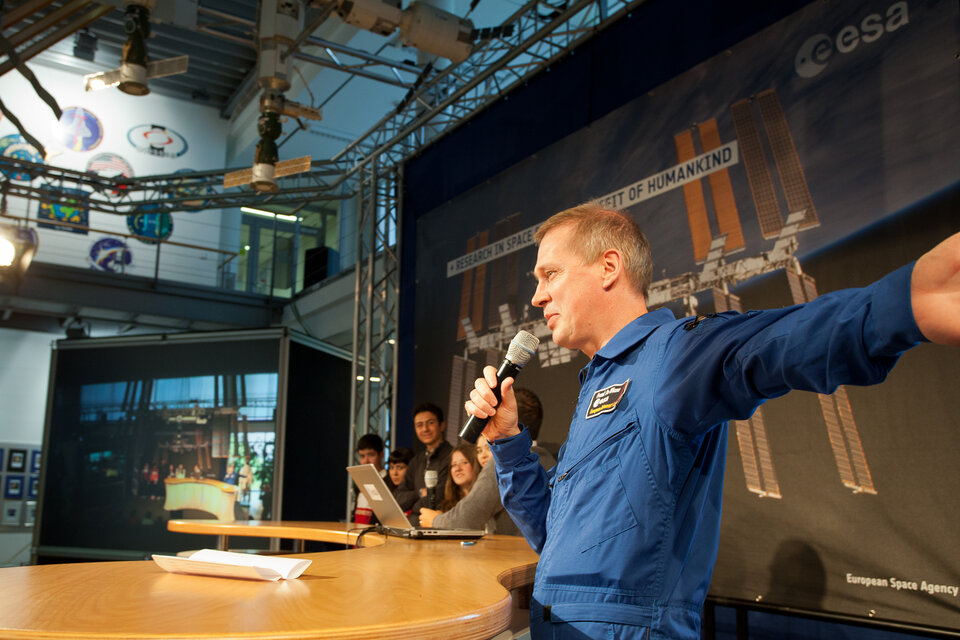 Astronaut Frank de Winne moderiert die ISS-Videoschalte