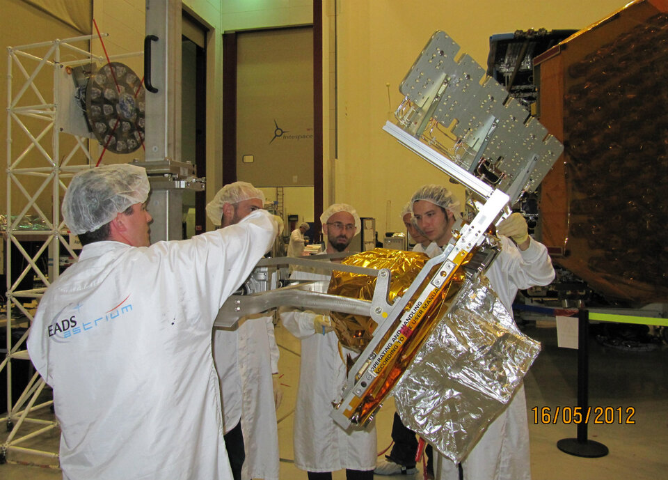 Das LCT-Terminal wird für die Montage an Alphasat vorbereitet.