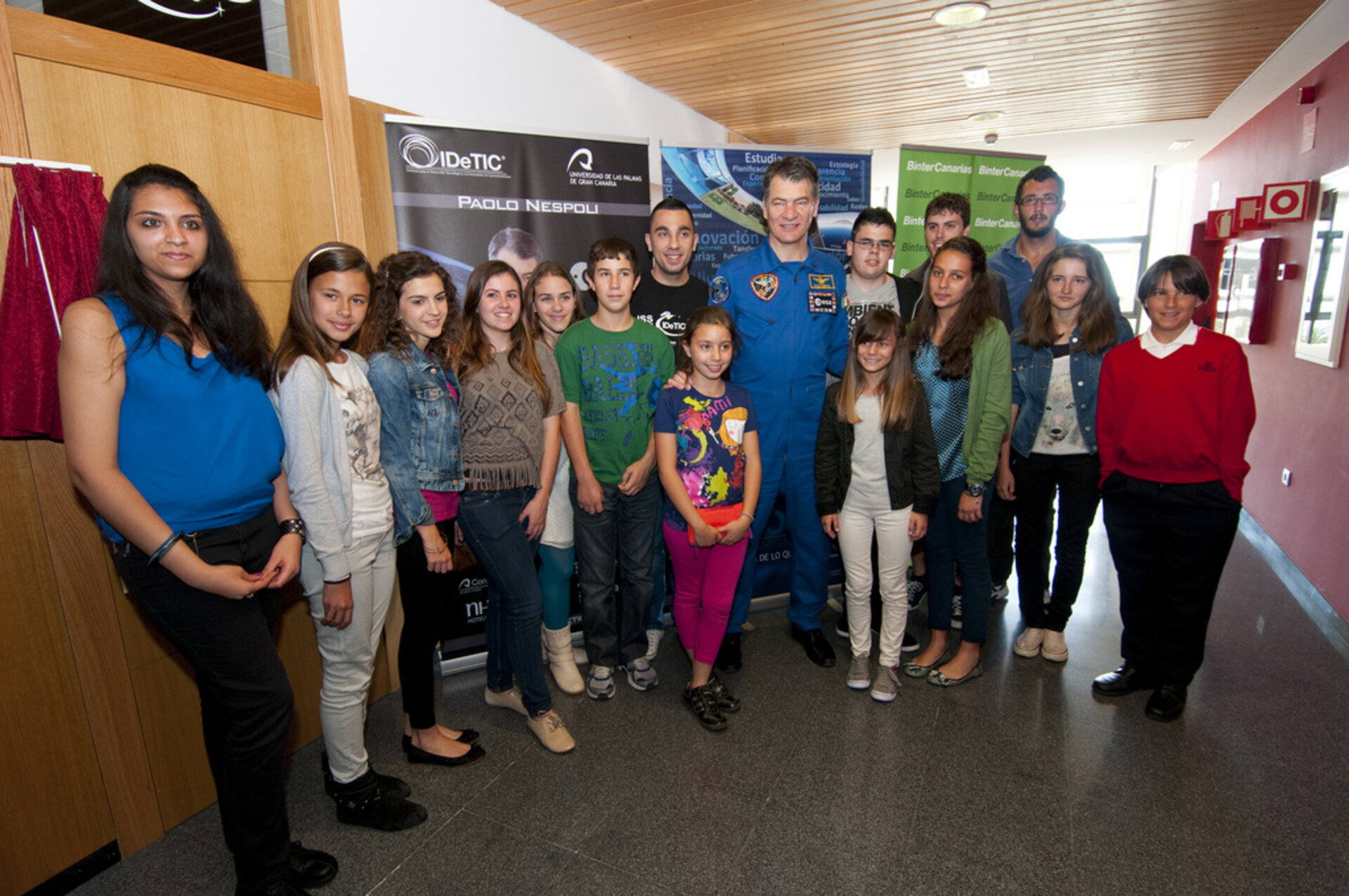 Paolo Nespoli con los estudiantes que participaron en la conexión con la ISS hace un año