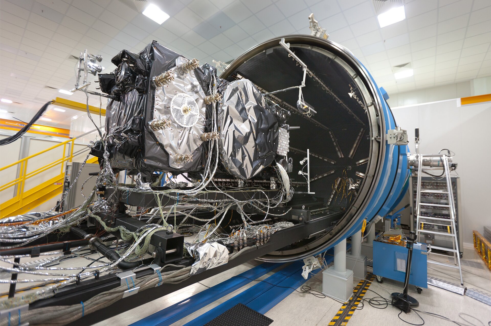Testování družice Galileo ve vakuové komoře.