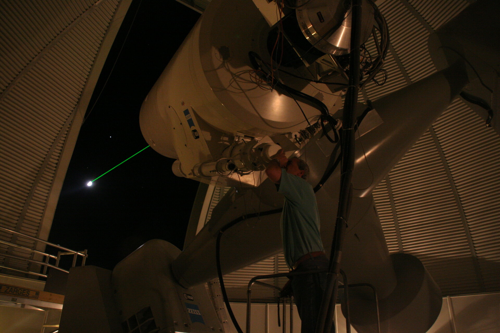 Ein Laserstrahl bei einem früheren optischen Experiment unterwegs zum Mond