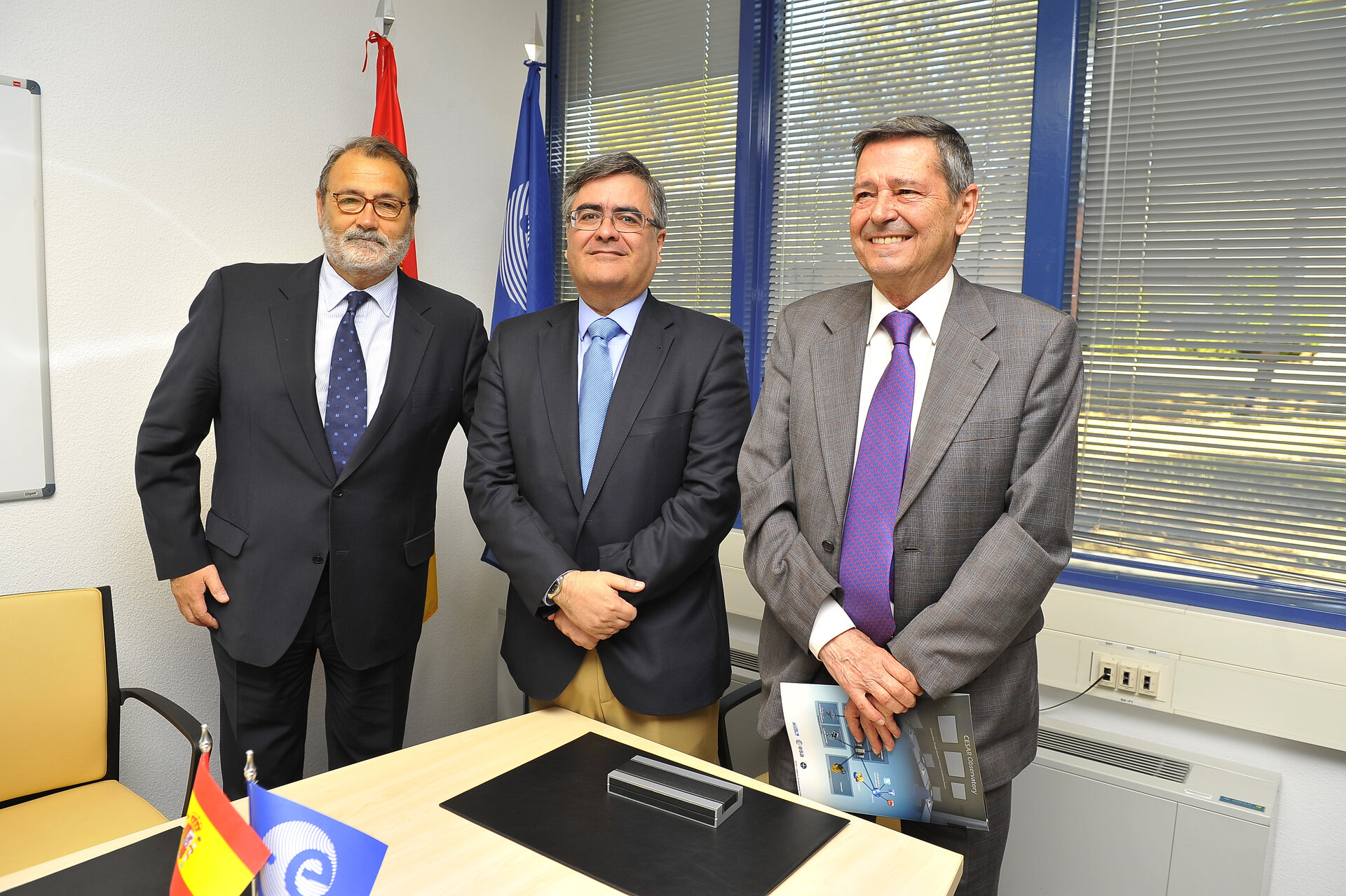 Los tres representantes de ESA, INTA e INSA tras la firma del acuerdo