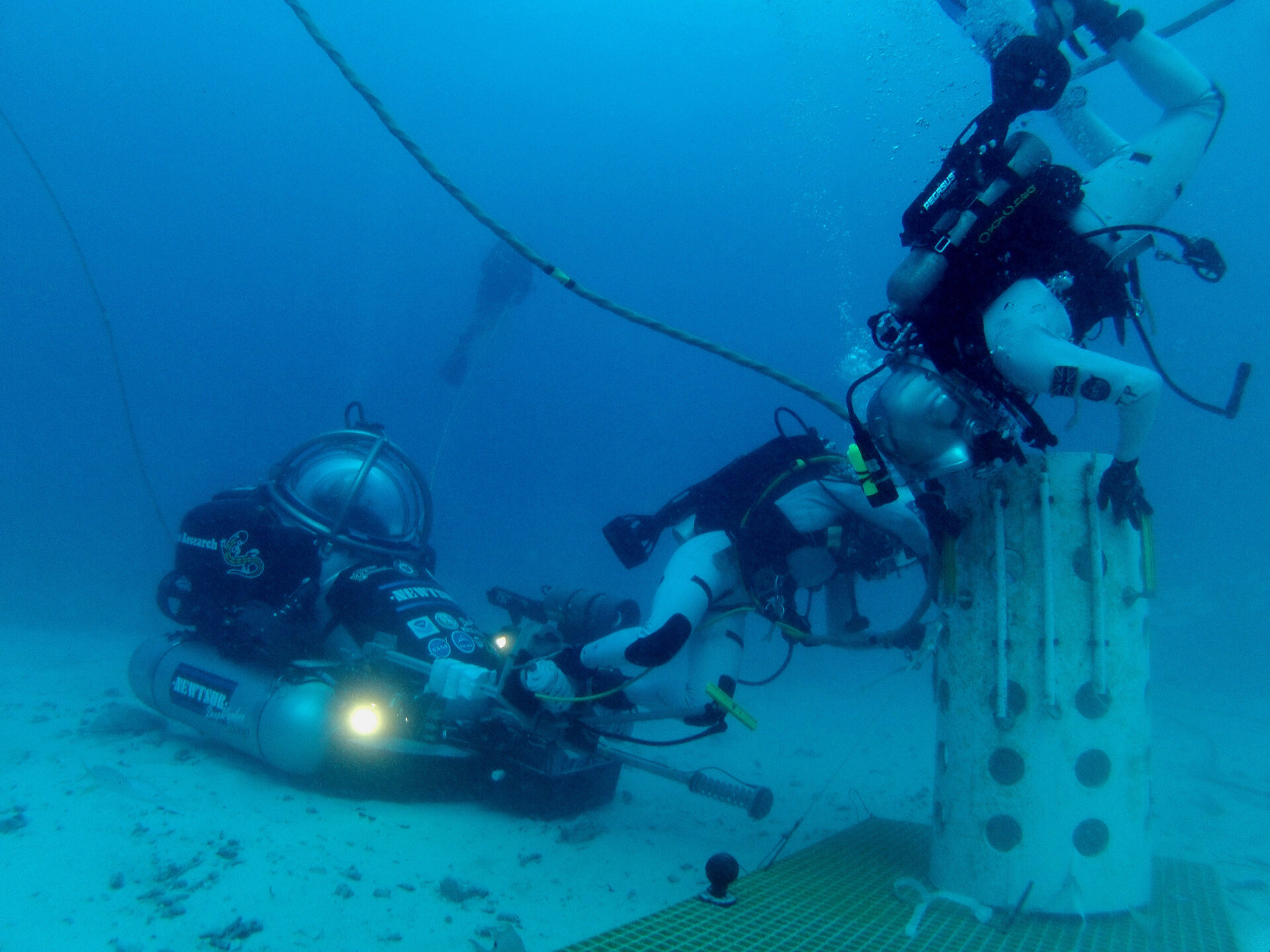Aquanaut teamwork during Neemo