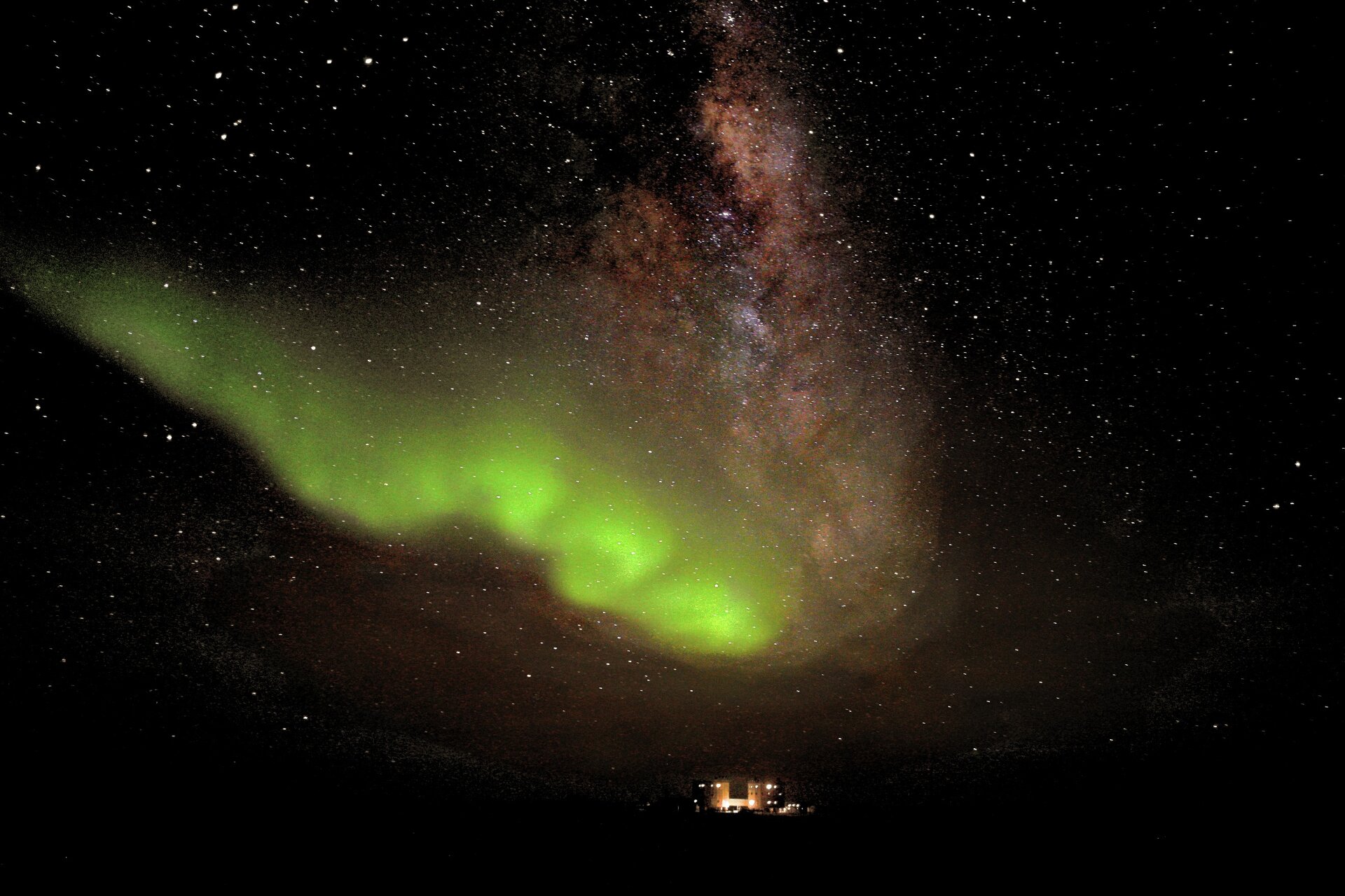 Luces del sur sobre la estación Concordia