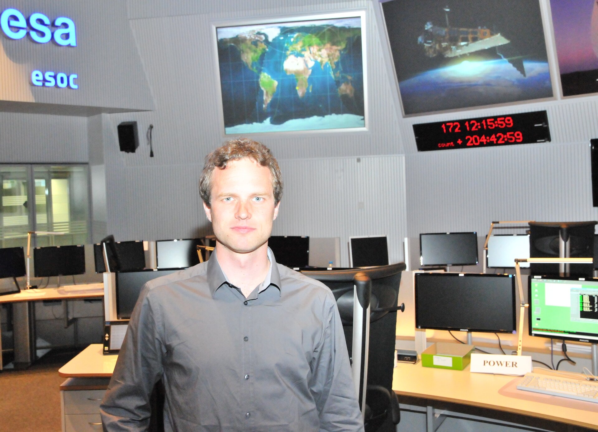 Český Young Graduate Trainee David Kabáth v hlavní kontrolní místnosti Evropského střediska  kosmických operací (ESOC).