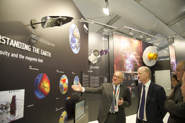 David Willetts visits the ESA exhibition with Jean-Jacques Dordain at Farnborough air show, 10 July 2012