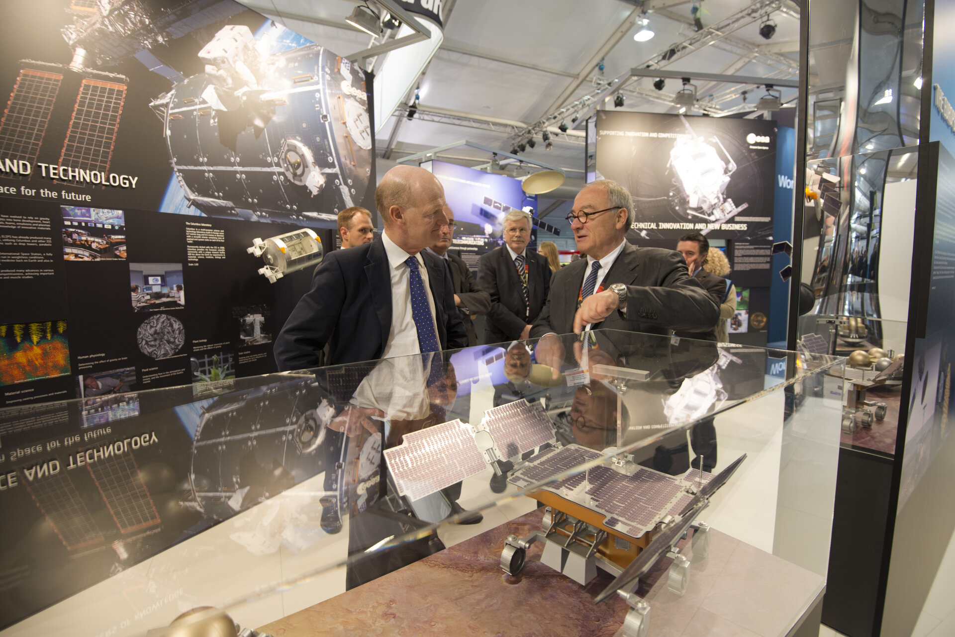 David Willetts visits the ESA exhibition with Jean-Jacques Dordain at Farnborough airshow, 10 July 2012