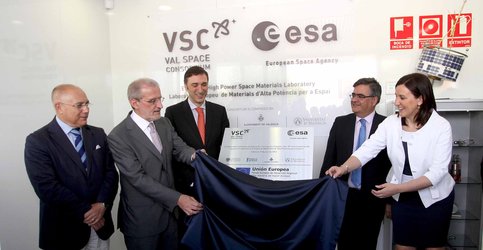 Descubrimiento de la placa de inauguración del Laboratorio Europeo de Materiales de Alta Potencia para Espacio ESA-VSC