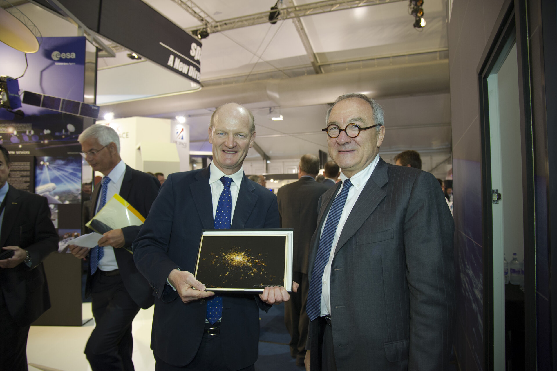 Jean-Jacques Dordain welcomes David Willetts at Farnborough airshow, 10 July 2012