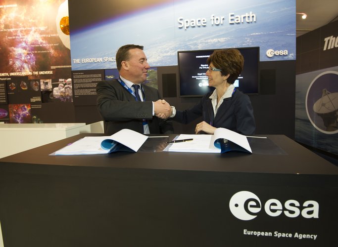 Signature: Embarkation Agreement for Hylas-3 on EDRS-C, Farnborough air show, 10 July 2012