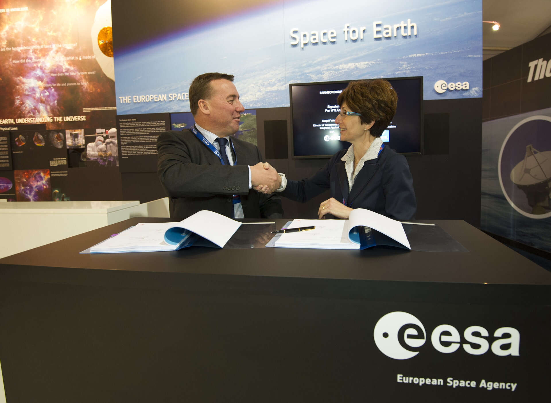 Signature: Embarkation Agreement for Hylas-3 on EDRS-C, Farnborough air show, 10 July 2012