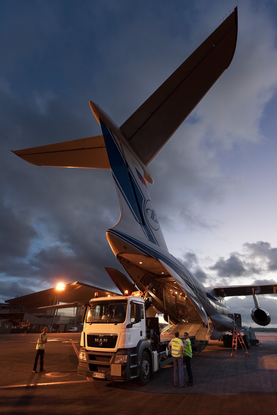 A bord de l'avion Ilyushin, le quatrième satellite Galileo en cours de déchargement à l'aéroport de Cayenne