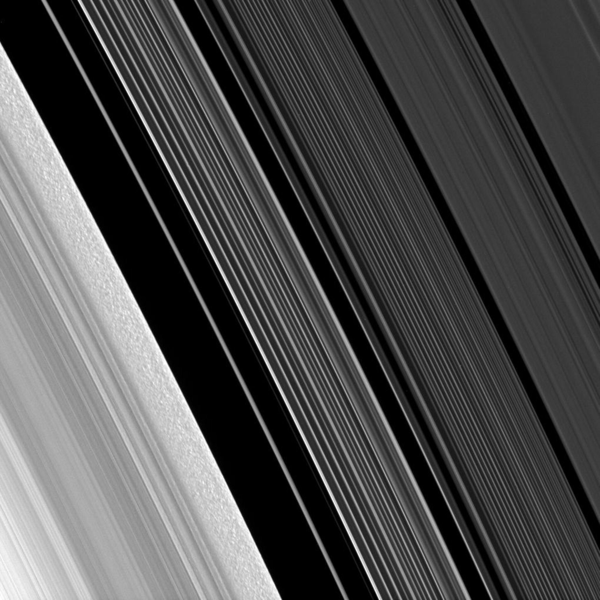 Grumos y filamentos en los anillos de Saturno