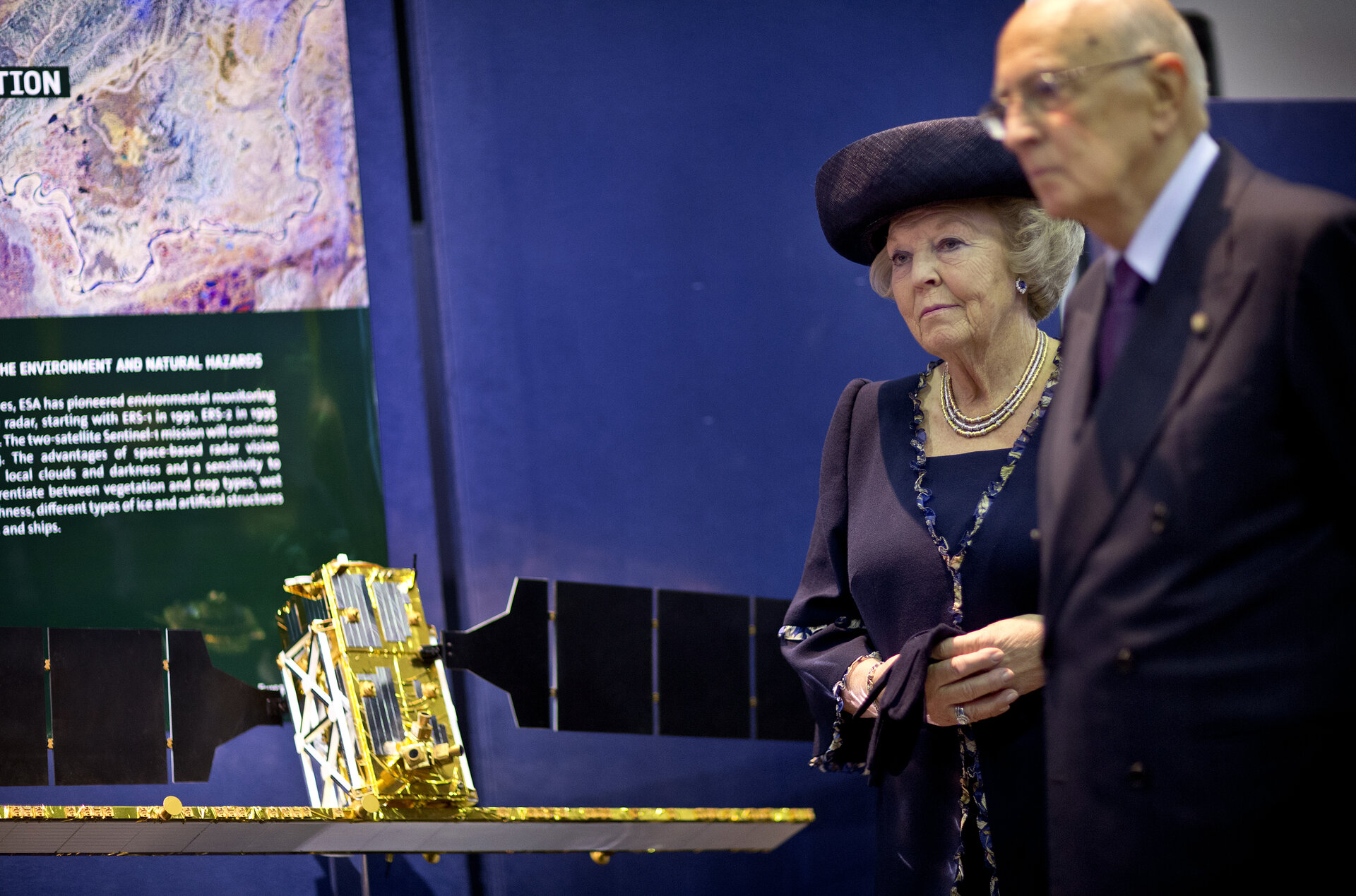 La regina Beatrice ed il Presidente Napolitano all'ESTEC