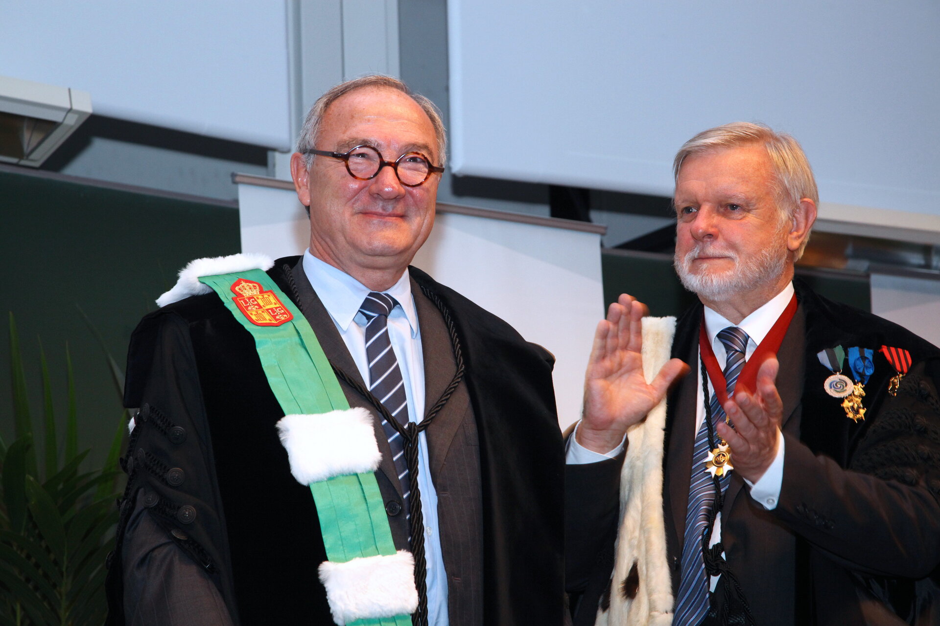 Jean-Jacques Dordain, fait docteur honoris causa de l’Université de Liège par son recteur Bernard Rentier.