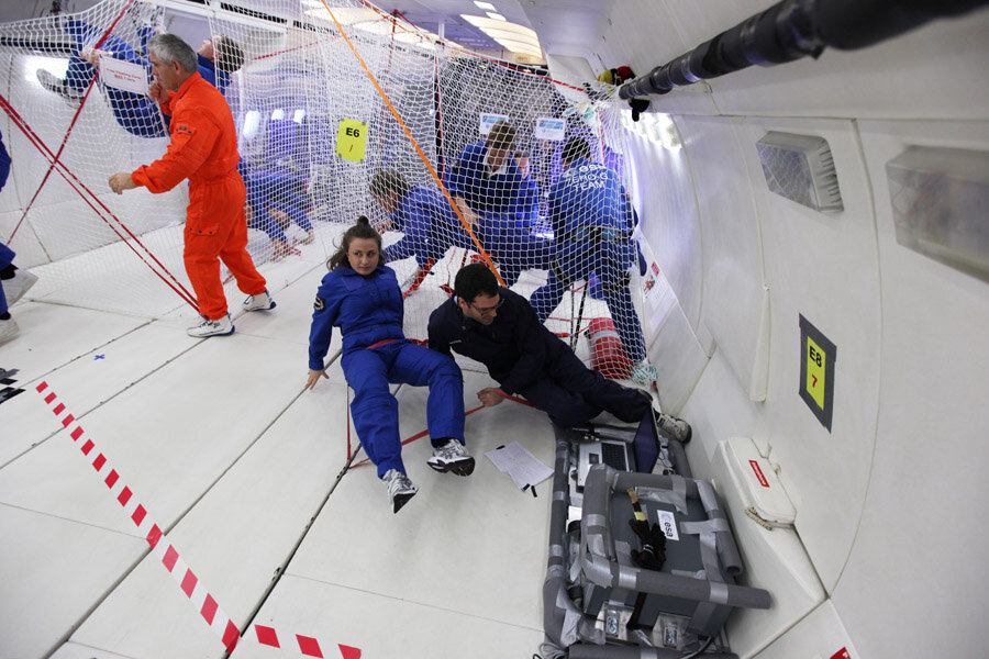 The LINVforROS  students performing their experiment in microgravity