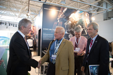 Thomas Reiter welcomes Buzz Aldrin on the ESA stand
