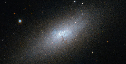 Hubble spots a compact blue galaxy