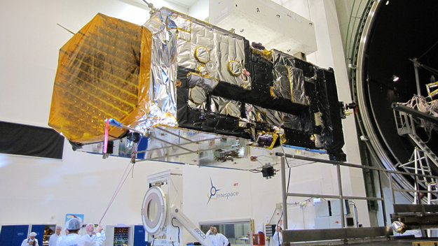 Alphasat is prepared for the thermal–vacuum chamber