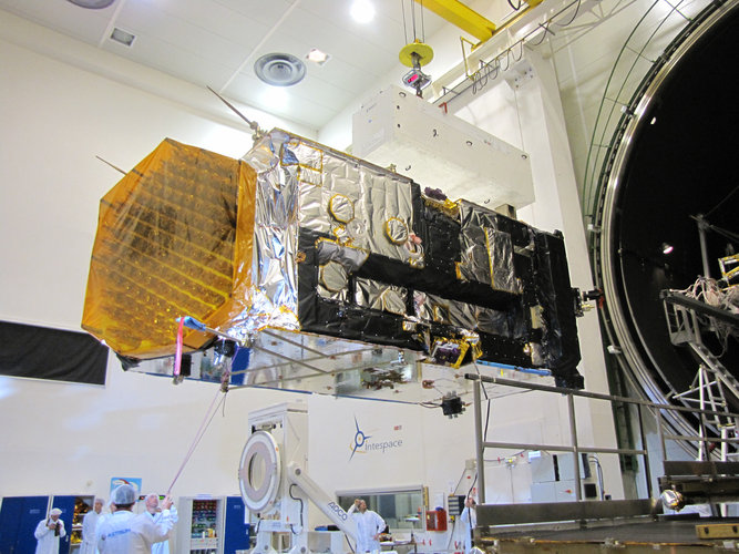 Alphasat is prepared for the thermal–vacuum chamber