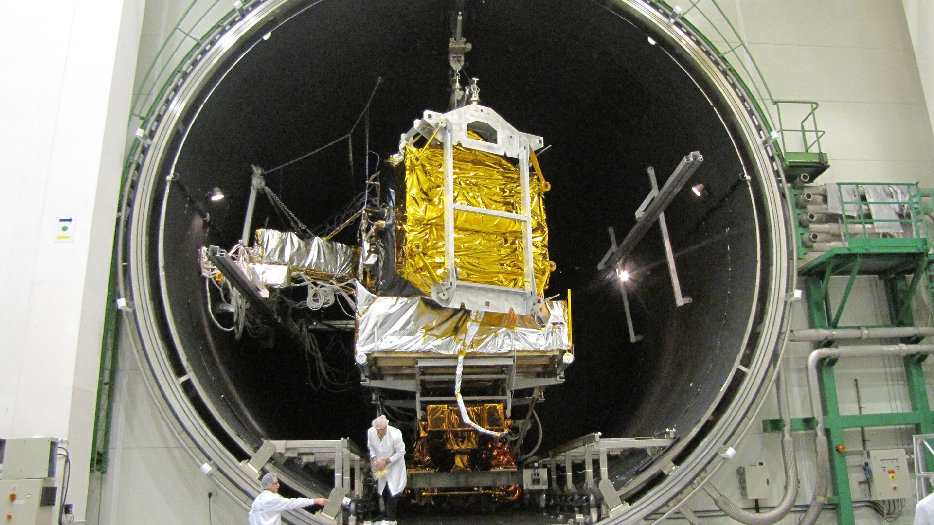 Inside the Intespace Simmer vacuum chamber