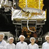 Alphasat’s customer team take a final look before the chamber door is closed.