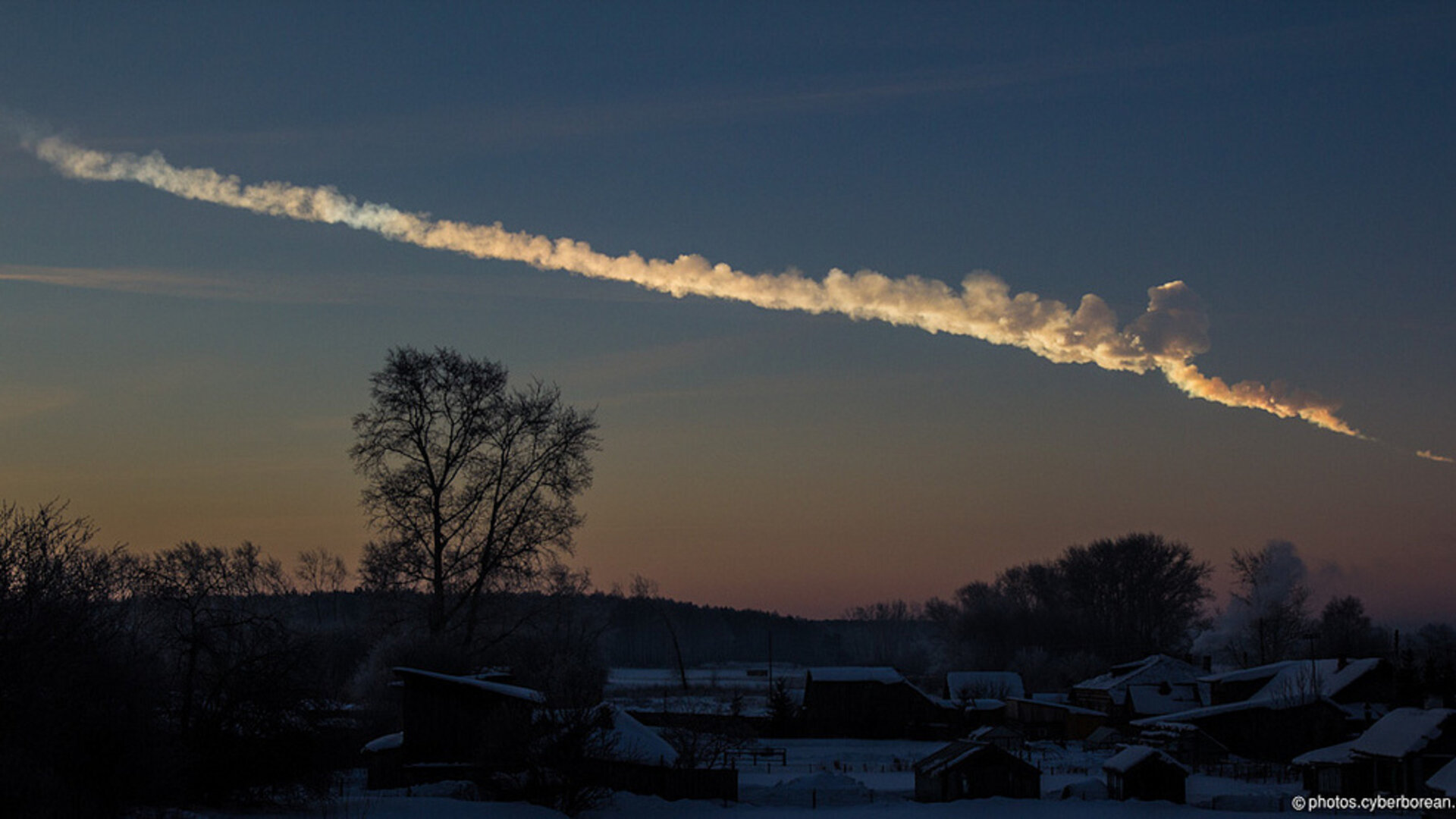 Estela del asteroide sobre Chelyabinsk, Rusia, el 15 de febrero de 2013