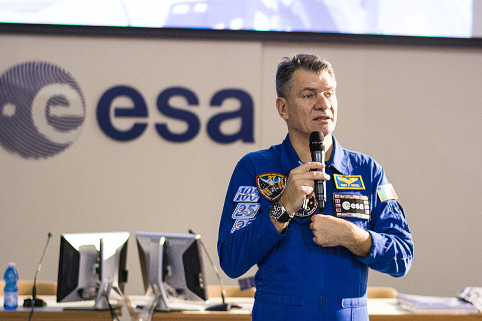Ο αστροναύτης της ESA Πάολο Νέσπολι "αιχμαλωτίζει" την ομάδα των Ελλήνων μαθητών.