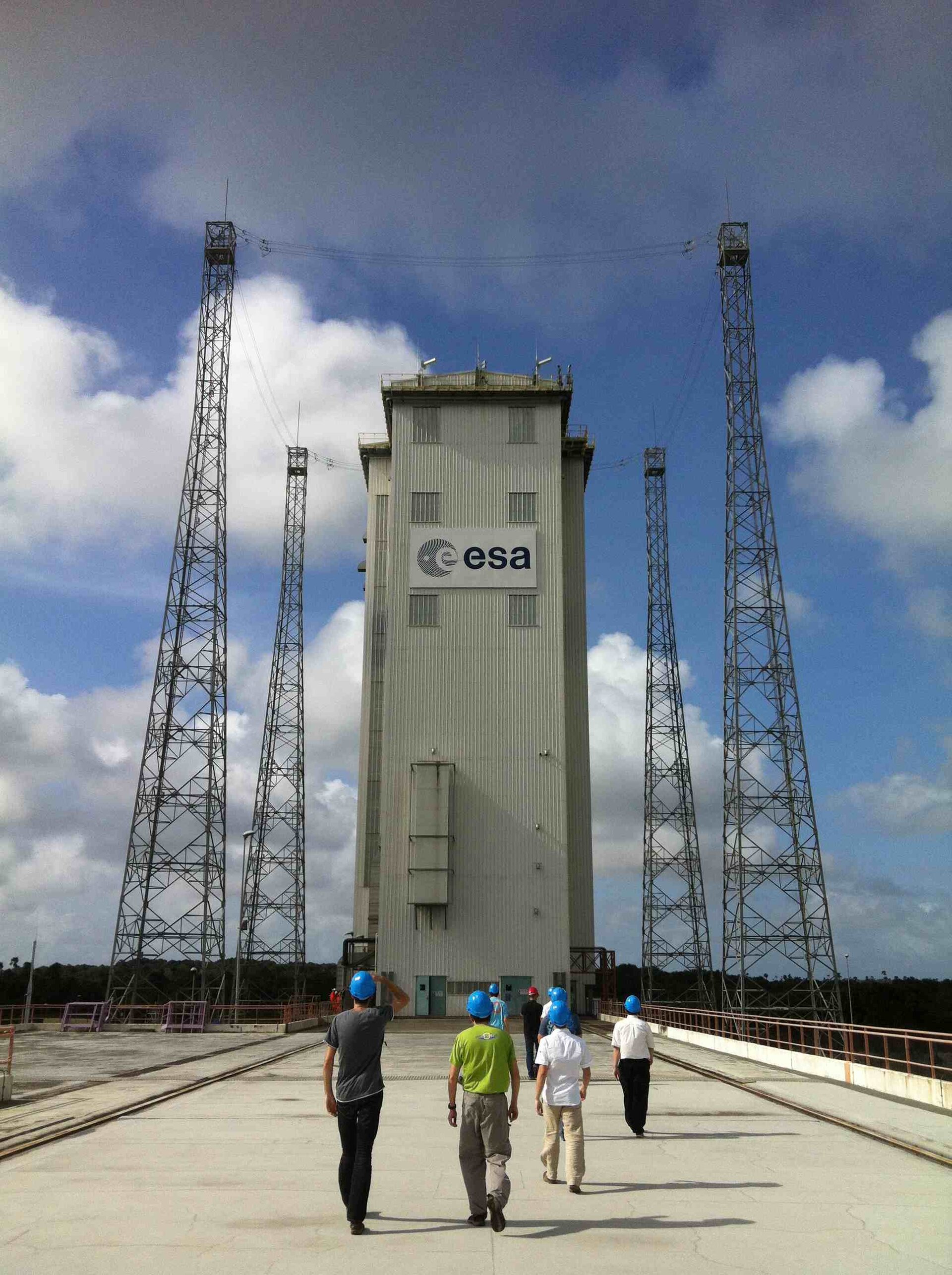 Proba-V team visit the Vega mobile launch tower